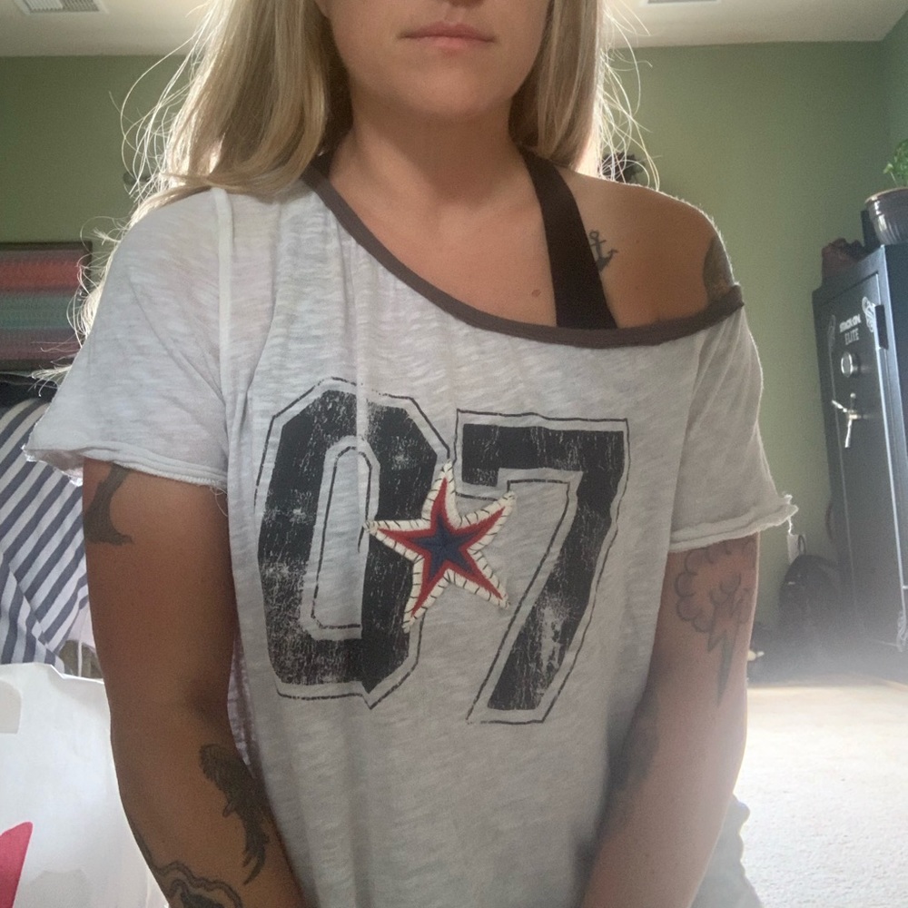 Off the shoulder tee